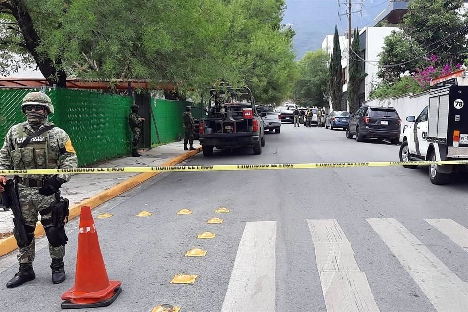 Agentes estatales y soldados custodiaron la zona donde fueron detenidos cuatro de los presuntos sicarios en la Colonia Residencial Palo Blanco.