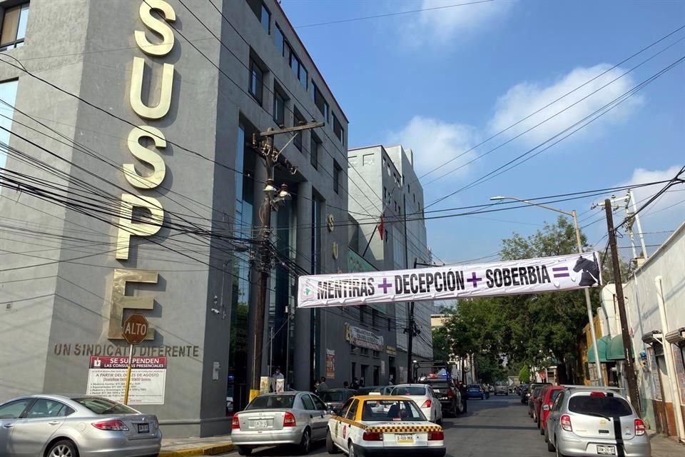 En el exterior de las oficinas del Suspe, donde también está su clínica, fueron colocadas dos mantas.
