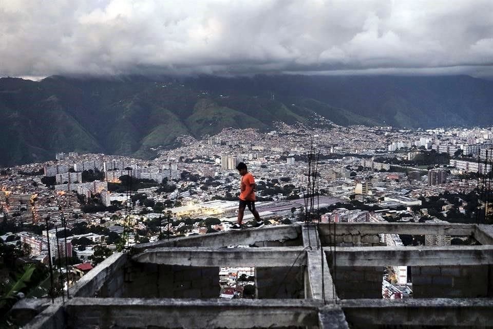 Un niño camina sobre una casa en construcción enEl Quilombo, un vecindario de Caracas, Venezuela.