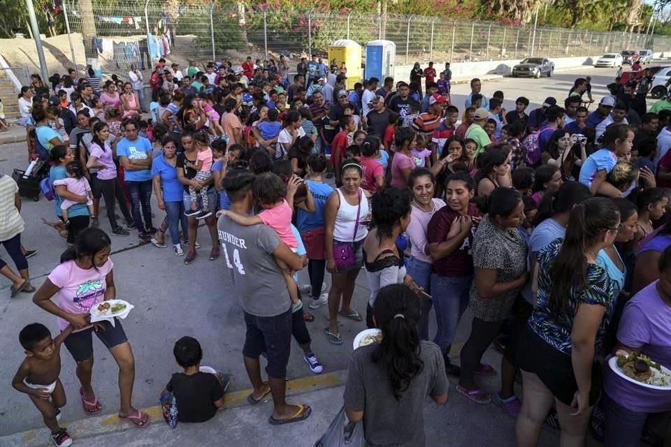 Bajo el programa, unos 70 mil migrantes fueron forzados a esperar en campamentos abarrotados en ciudades de México.