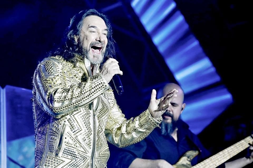 Marco Antonio Solís, quien promueve su EP 'Qué Ganas de Verte', fue balconeado por su esposa, Cristian Salas.