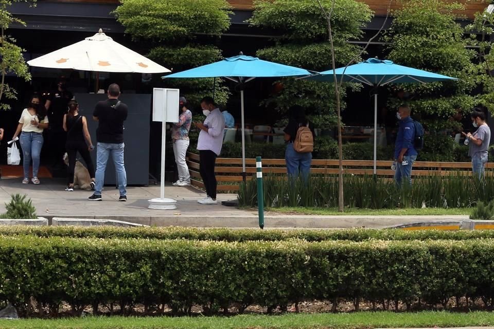 De acuerdo con información difundida por el Poder Ejecutivo, los restaurantes, que operaban al 50 por ciento de su capacidad, podrán recibir a más comensales, hasta llegar al 65 por ciento.