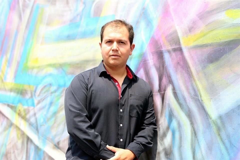 Hiram Ruvalcaba, originario de Ciudad Guzmán, nació en 1988; es narrador y profesor de literatura, licenciado en Letras Hispánicas en la Universidad de Guadalajara.