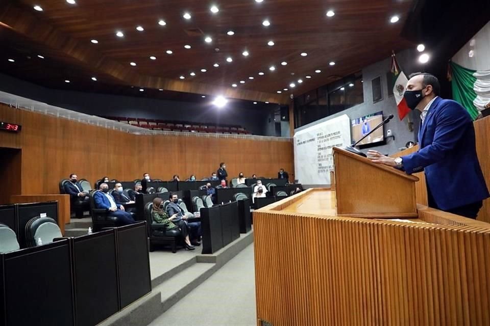 Con 41 votos a favor y una abstención de la Diputada Anylú Bendición Hernández, se aprobó el dictamen en lo general y las reservas en lo particular.