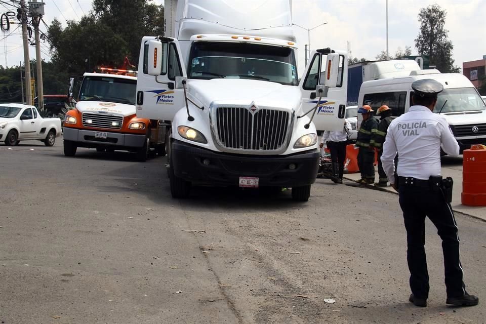 Un motociclista falleció luego de haber sido atropellado por un tráiler.