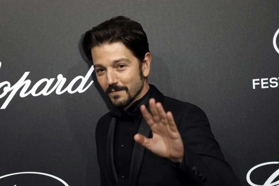 Diego Luna agradece el Premio Platino de Honor por su trayectoria como un reencuentro con la comunidad cinematográfica de Iberoamérica.