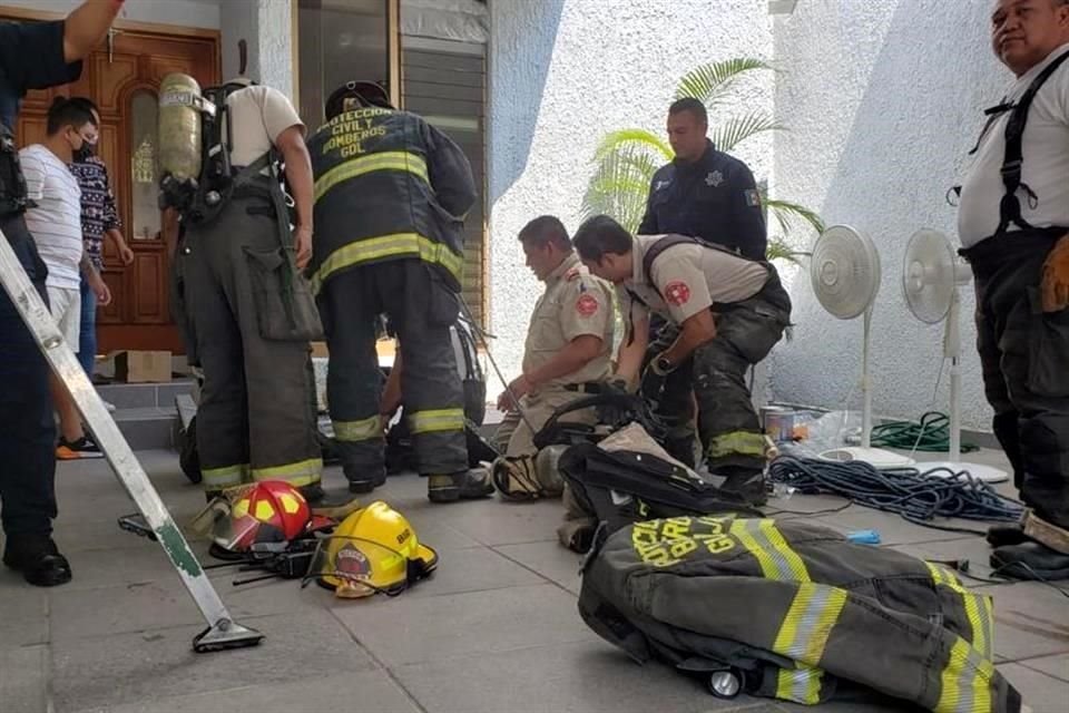 Bomberos de Guadalajara rescataron a dos hombres que se desmayaron dentro de un aljibe