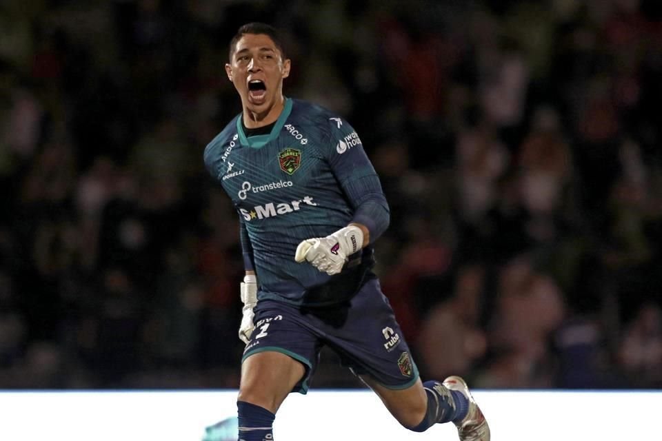 Hugo González se dio tiempo para festejar el tercer gol y el triunfo contundente sobre su ex equipo.