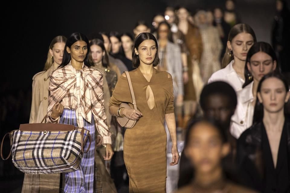 La firma Burberry no realizará su presentación virtual de su colección femenina de otoño 2021 como la había programado porque está de luto por el fallecimiento del Príncipe Felipe.