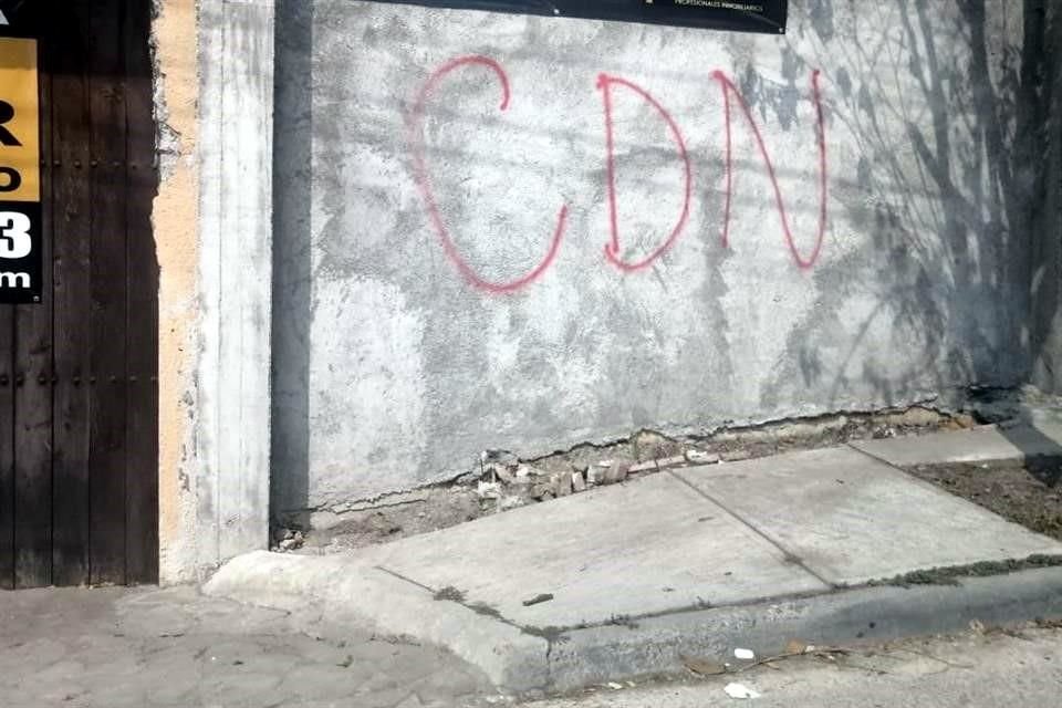 Como sucedió el sábado, pintas con las siglas 'CDN' volvieron a aparecer en diversos puntos del municipio sampetrino.