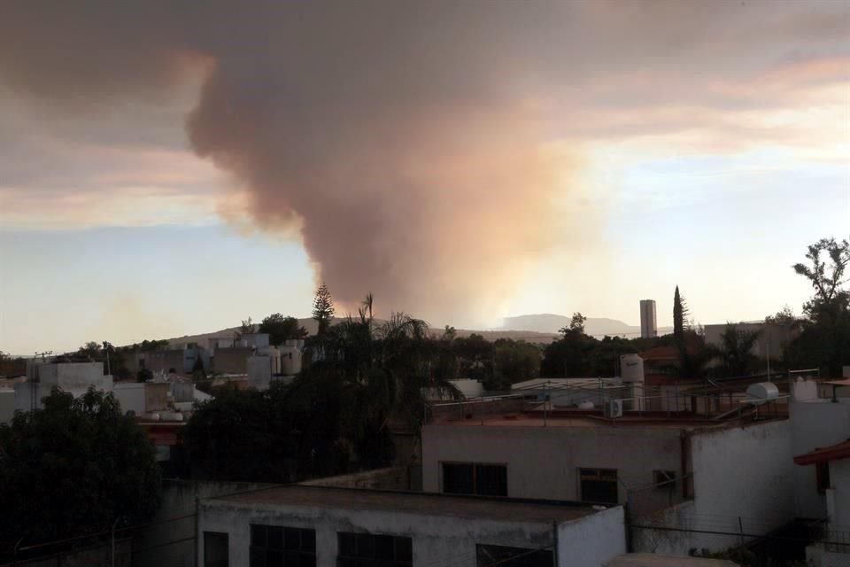 Así se ve desde la zona de Bugambilias, donde ya está cayendo ceniza.