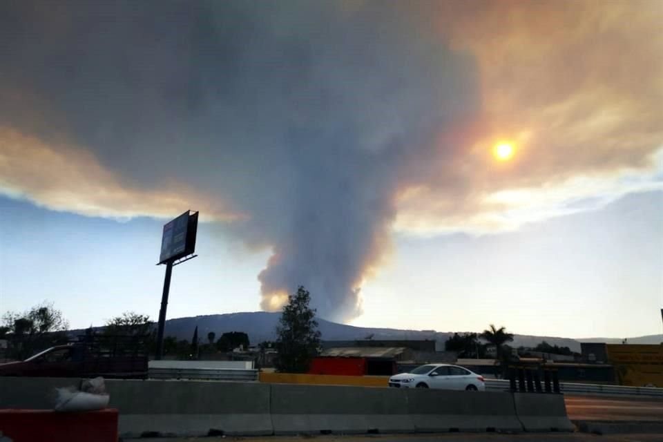 Desde Periférico Sur es visible una enorme columna de humo.