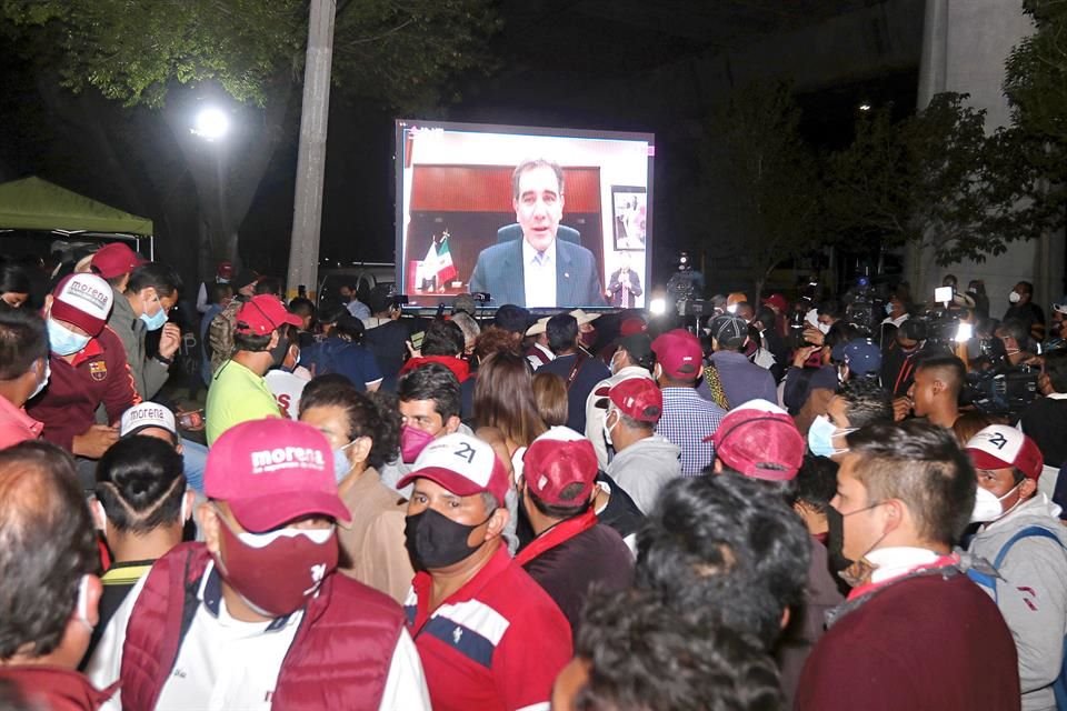 Simpatizantes de Salgado y Morón permanecieron afuera del INE, donde siguieron la sesión a través de una pantalla.