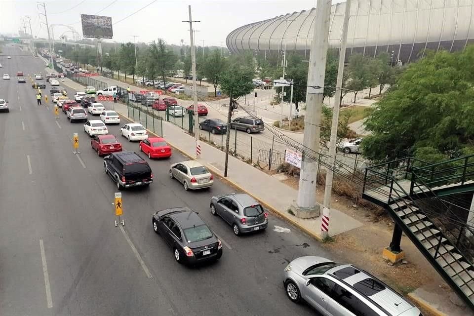 En el Estadio BBVA, la aplicación de la vacuna registró pocos vehículos al exterior hasta las 8:00 horas, con una fila de unos 700 metros.