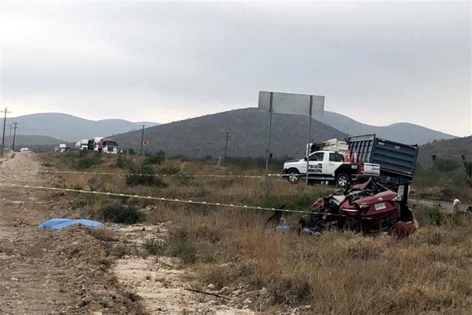 El auto Toyota Yaris salió proyectado a un lado de la carretera; dos personas murieron y dos quedaron heridas.