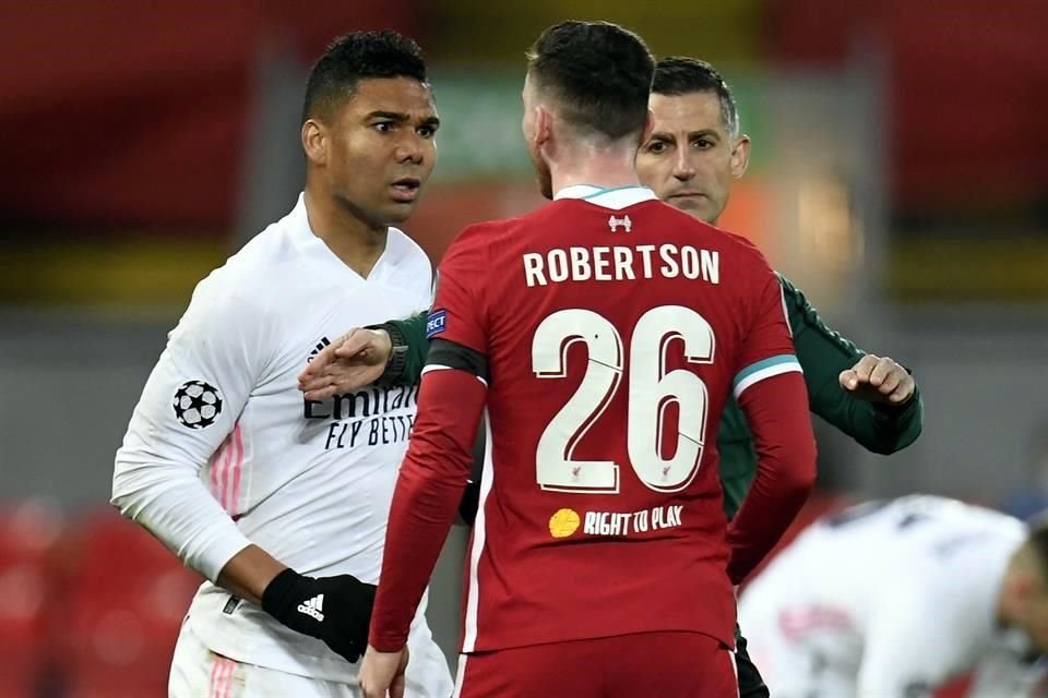 Luego de que le entraran de fea manera a Benzema, Casemiro respondió minutos después y a Robertson no le pareció.