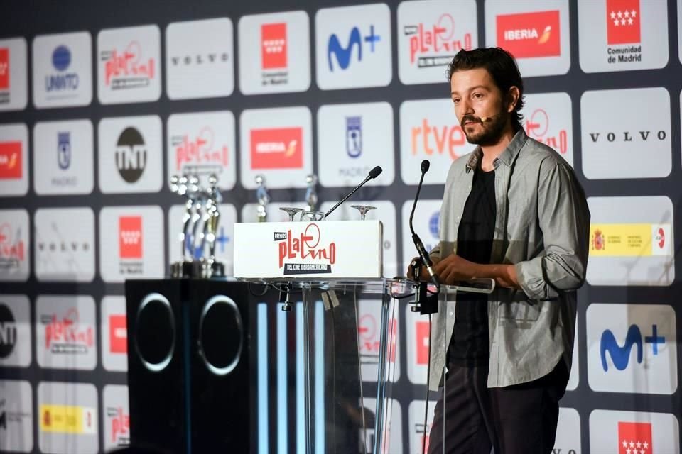 Diego Luna recibió el Premio de Honor Platino que reconoce su trayectoria, el cual aseguró que es un aliciente.