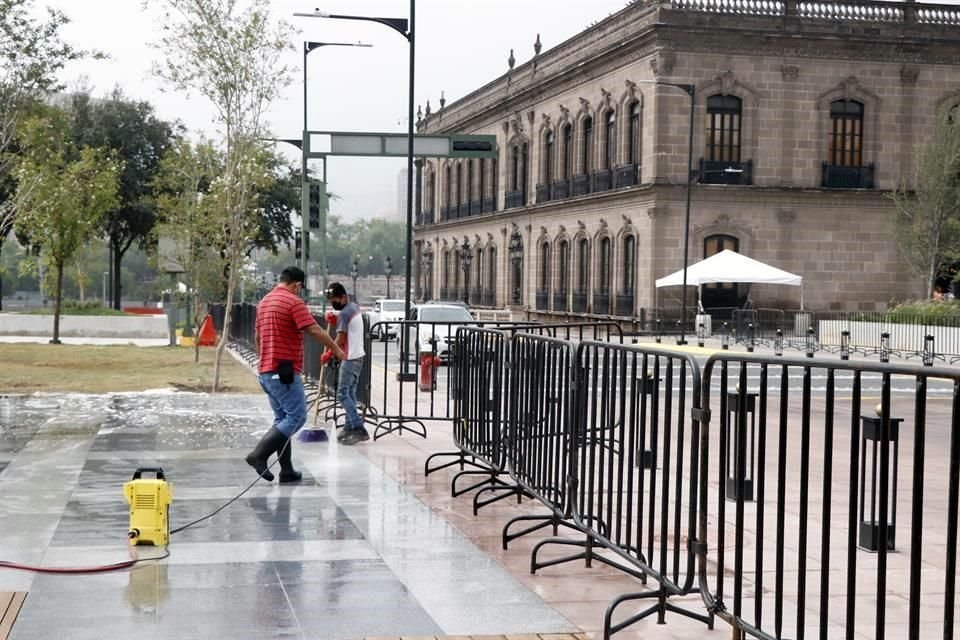 En espacios públicos alrededor del Palacio de Gobierno se instalaron barandales.