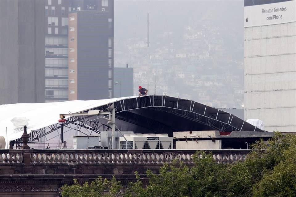 En el patio central del Palacio de Gobierno se instaló un toldo gigante.