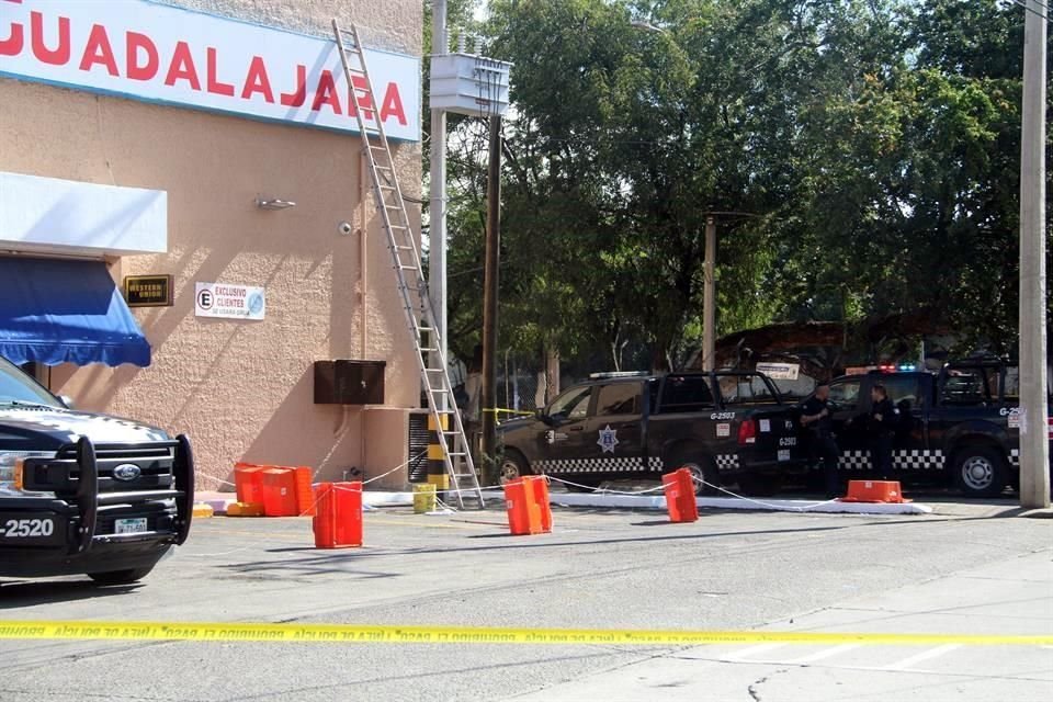 El accidente conmocionó a los compañeros del pintor, quienes se sentaron a llorar en la banqueta.