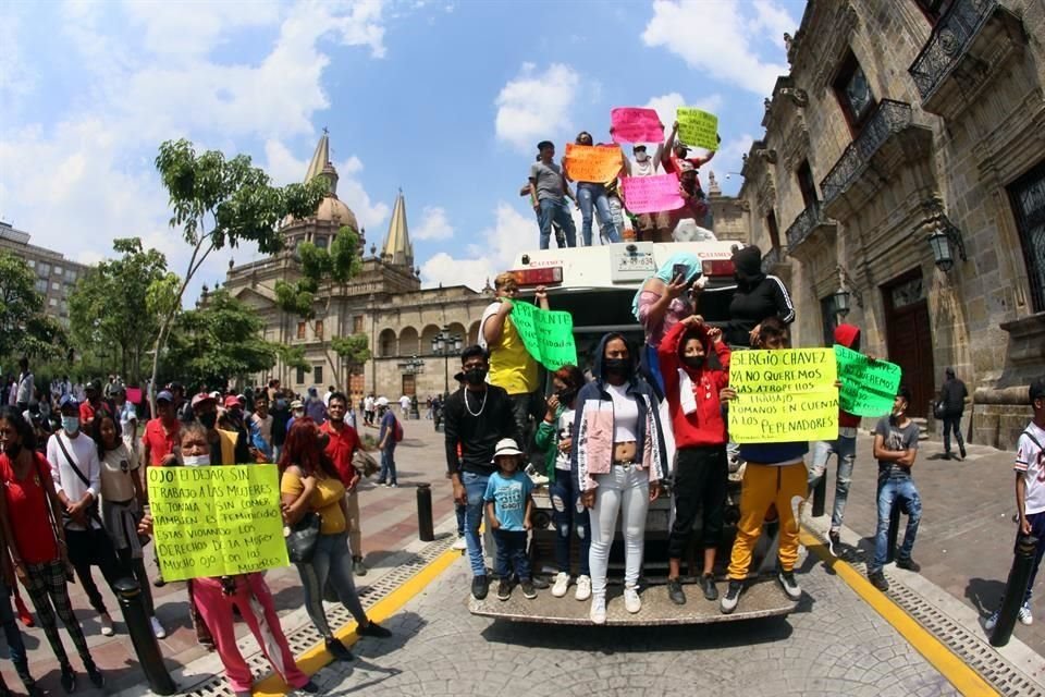 Ayer, trabajadores del vertedero Laureles llevaron su manifestación hasta Palacio de Gobierno.