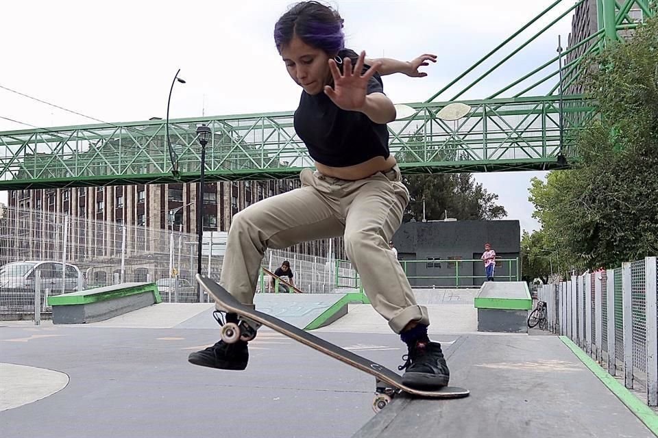 Otra incursionista en el deporte es Rubí, de 22 años, tres de los cuales se ha dedicado a recorrer los parques skate de la Ciudad de México en su patineta.