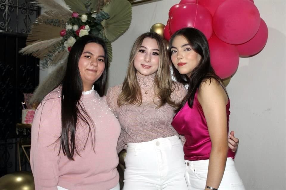 Andrea Villarreal, Marlene Grimaldo y Leslie Saenz