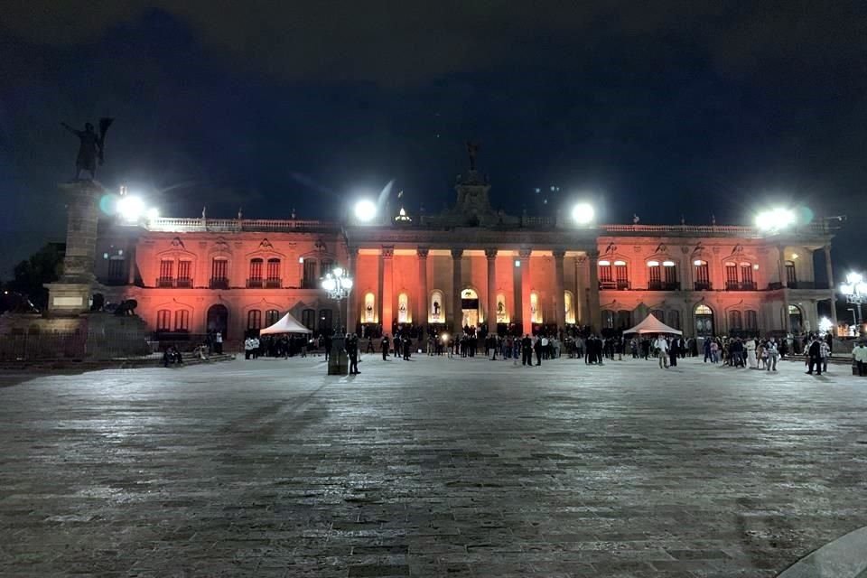 El Palacio de Gobierno fue iluminado de color naranja.