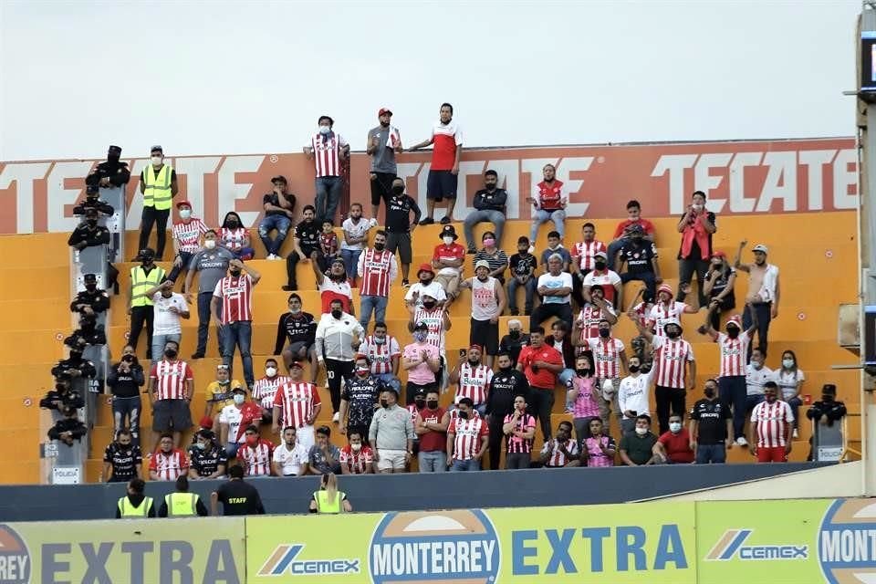 Un pequeño grupo de necaxistas fueron al Uni a apoyar a los Rayos.