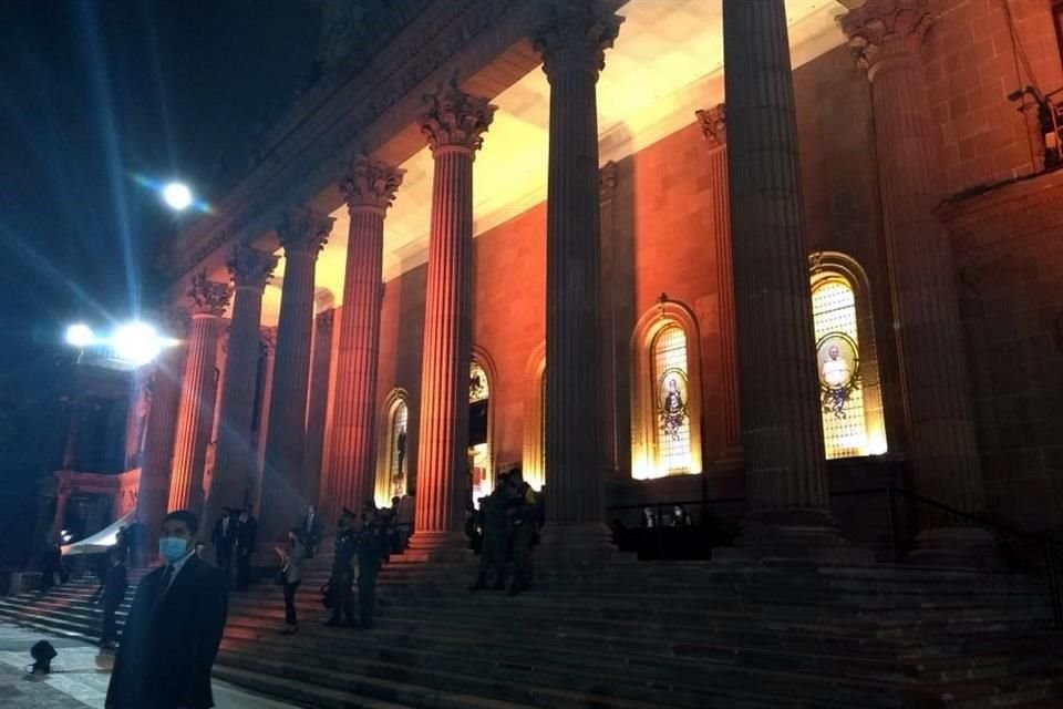 Samuel García llega al Palacio estatal, que fue iluminado de naranja, para asumir la Gubernatura de Nuevo León.