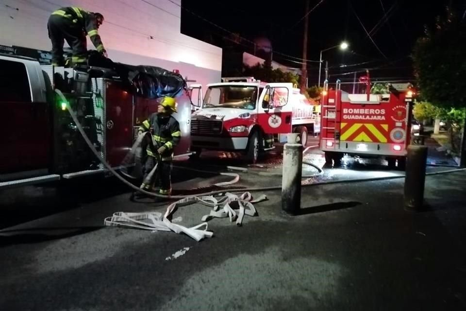 Bomberos controlaron el fuego en la vivienda.