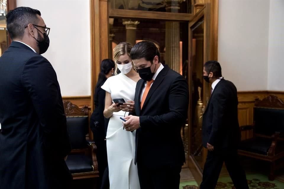 Con celular en mano, el Mandatario y su esposa realizaron un recorrido por las oficinas del Palacio.