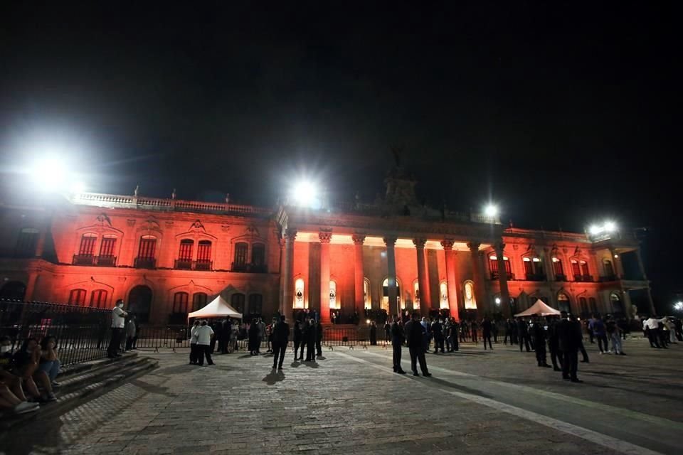 El Palacio de Gobierno fue iluminado de naranja,  el color de Movimiento Ciudadano, tras la toma de protesta de Samuel García como Gobernador.