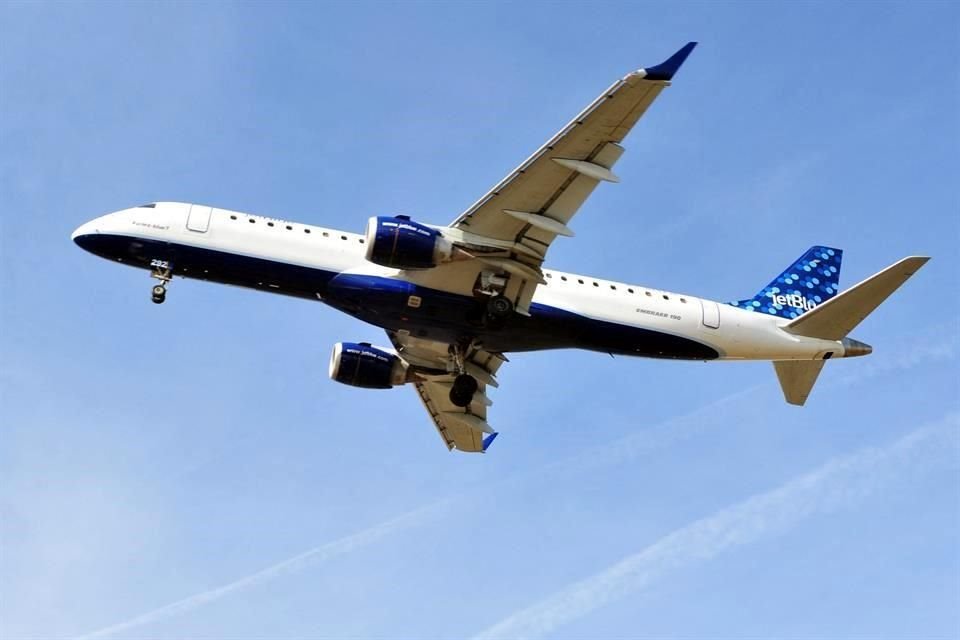 Las aerolíneas están lidiando con un aumento de los precios del crudo, que se aceleró tras la invasión rusa de Ucrania.