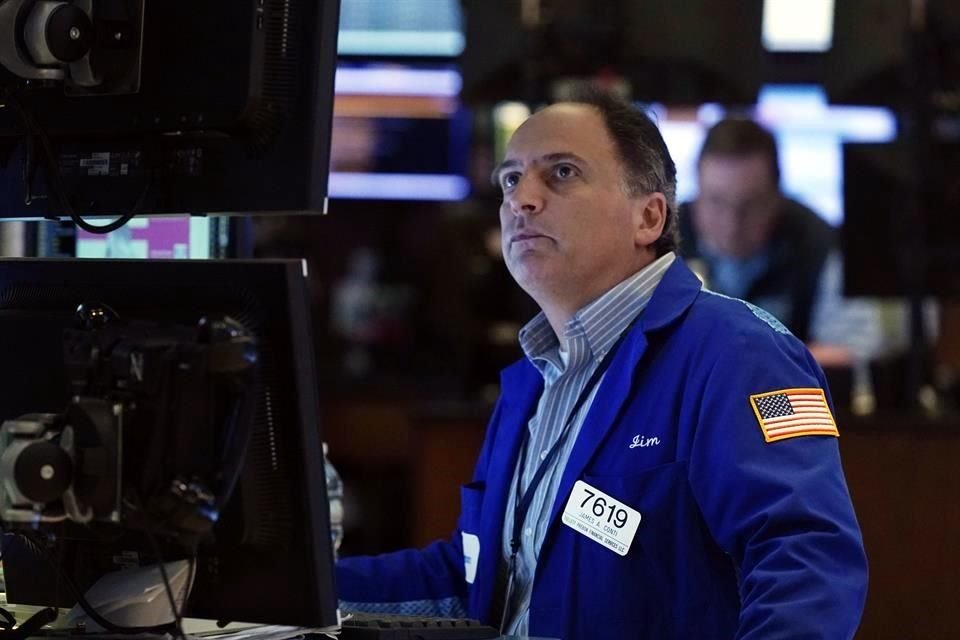 La semana pasada, el S&P 500 acumuló una disminución de 2.2 por ciento, mientras que el Nasdaq bajó 3.2 por ciento y el Dow Jones cerró la semana con un retroceso de 1.3 por ciento.