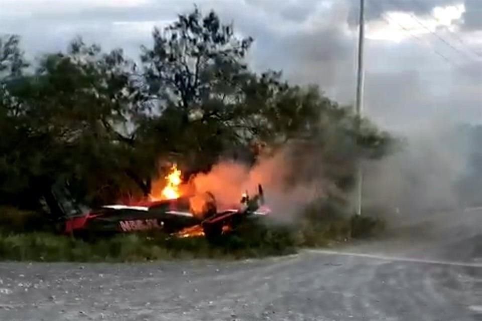 El avión Beechcraft Baron 55 se incendió luego de sufrir una falla en los motores y estrellarse contra un árbol, en el Ejido Colorados de Arriba.