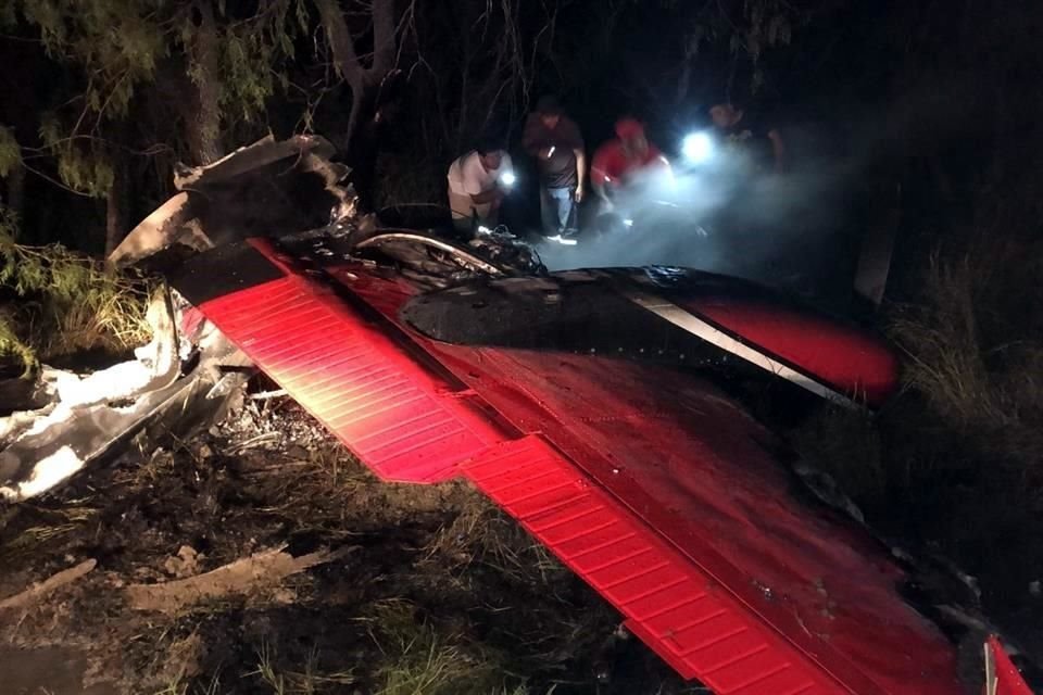 El avión Beechcraft Baron 55 se incendió luego de sufrir una falla en los motores y estrellarse contra un árbol, en el Ejido Colorados de Arriba.