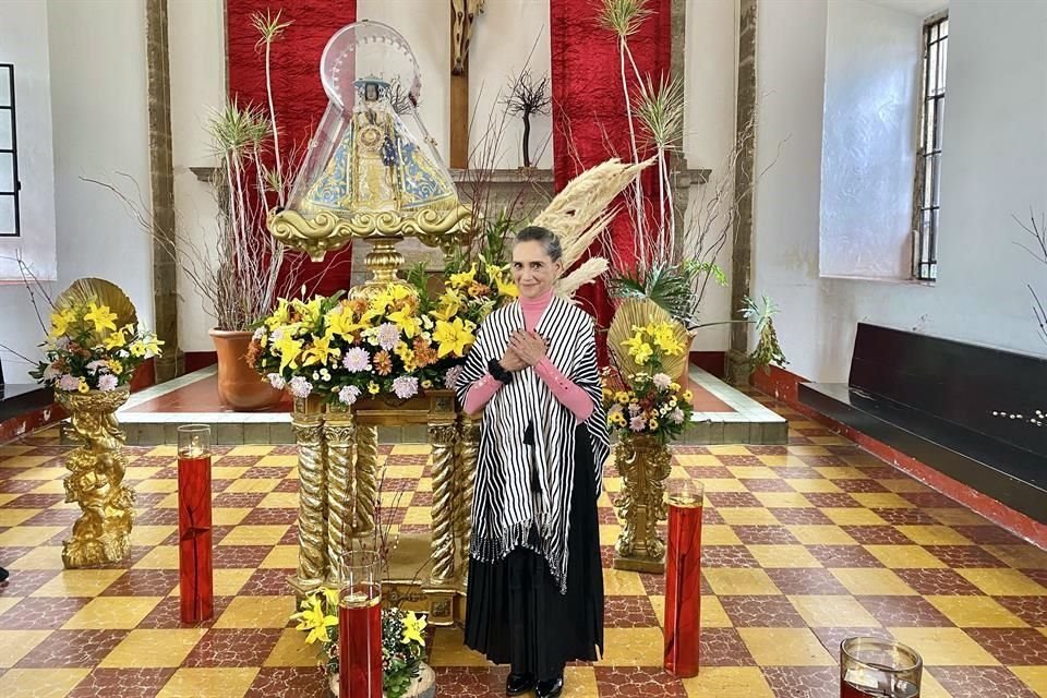 Ofelia Medina posa con La Virgen de Zapopan, en uno de los salones de la Basílica.