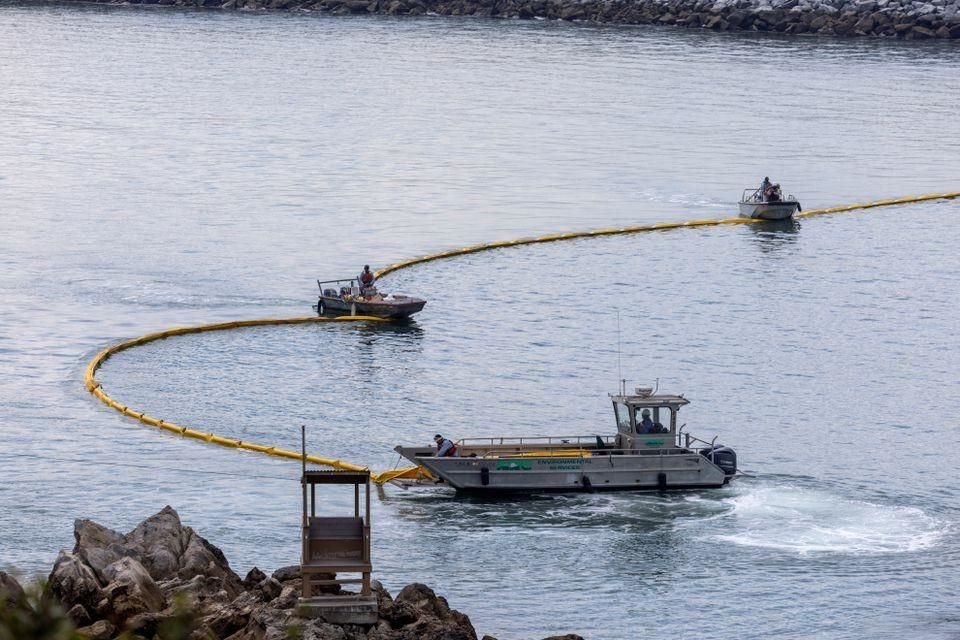 Los derrames de petróleo están sujetos al viento y mareas, así que pueden extenderse sobre grandes áreas porque son difíciles de limpiar.