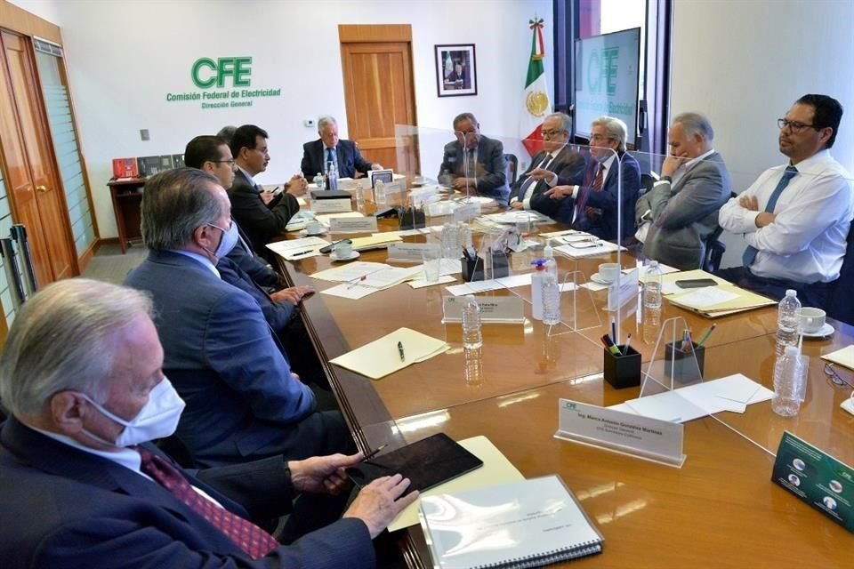 Bartlett les pidió a los directivos realizar reuniones informativas sobre la iniciativa de reforma eléctrica.