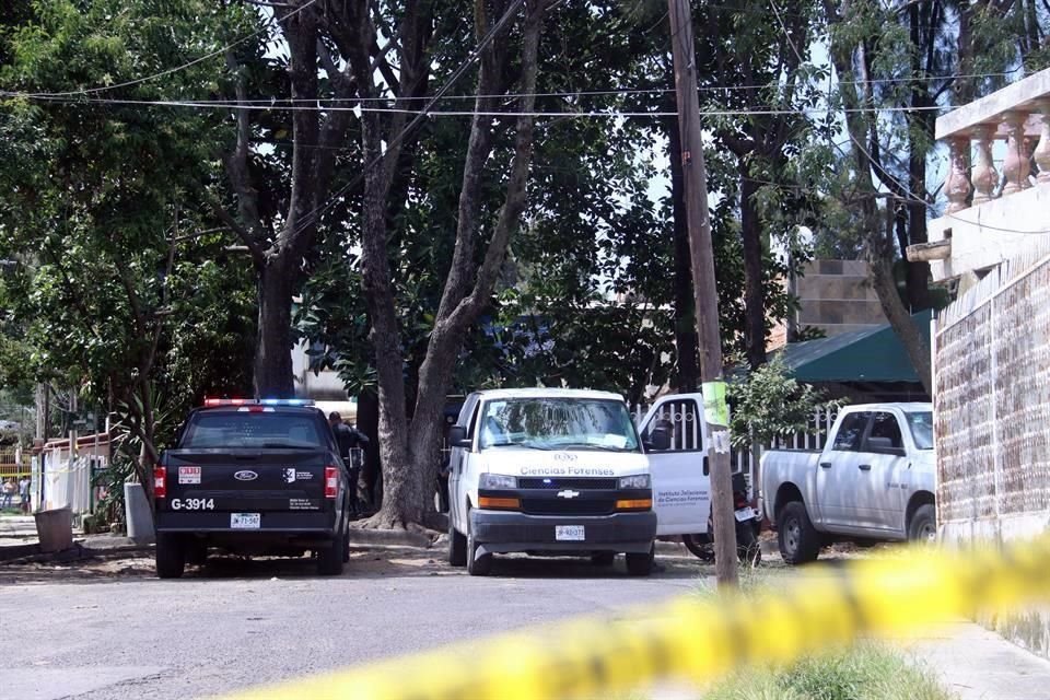 Eran aproximadamente las 11:40 horas cuando ciudadanos escucharon disparos y vieron a una persona herida en un área verde de la colonia.