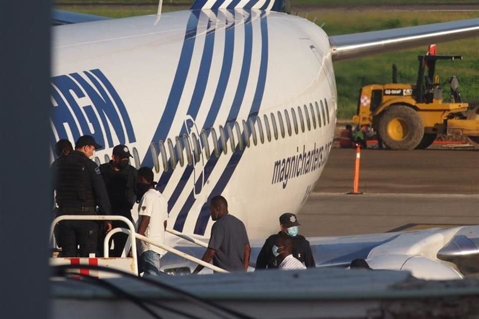 Antes de las 8:00 horas, las personas comenzaron a abordar el avión de la empresa Magnicharters.