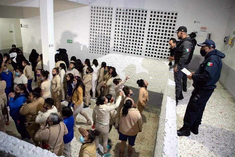 En total, 135 mujeres de los Centros Penitenciarios de Jilotepec, Ixtlahuaca, Zumpango y Texcoco fueron reubicadas por hacinamiento.