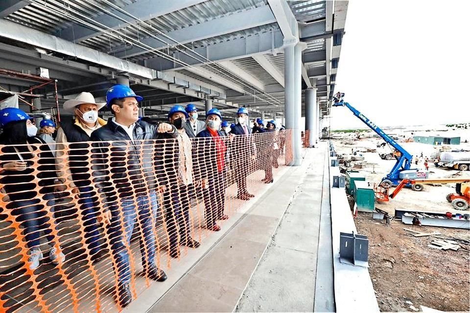 Al recorrido por las obras de la terminal aérea asistieron 81 diputados.