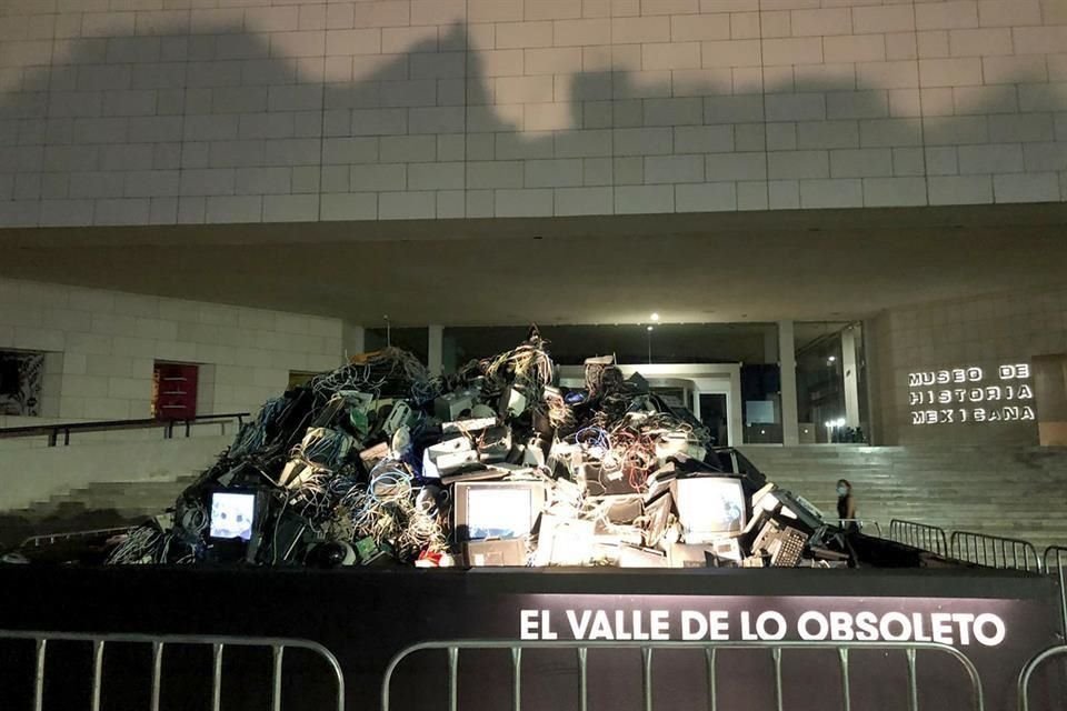 El anuncio de la campaña se realizó frente al Museo de Historia Mexicana, donde está la instalación 'El valle de lo obsoleto', de Juan Pablo Villegas.