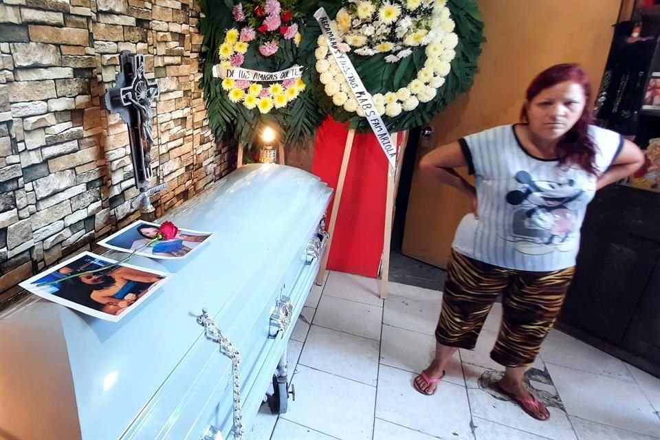 El féretro de Cinthia Lizeth es velado en la casa de sus padres, ubicada en el cruce de las calles San José y Arboledas, en la Colonia Puerta del Sol, en el sector de La Alianza.