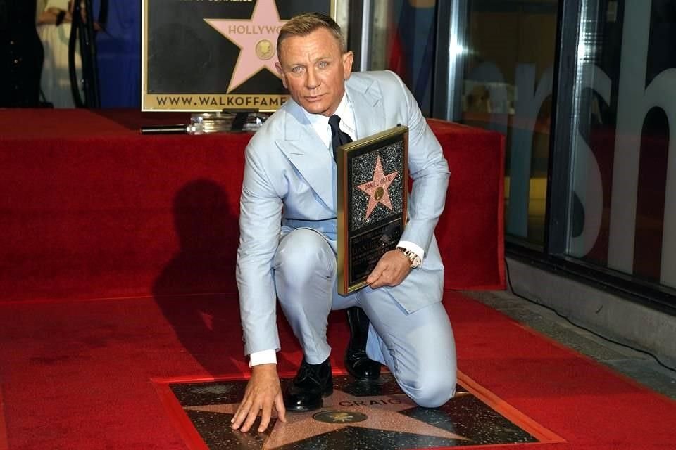 Daniel Craig se despide de James Bond recibiendo estrella en el Paseo de la Fama de Hollywood; fue acompañado por Rami Malek.