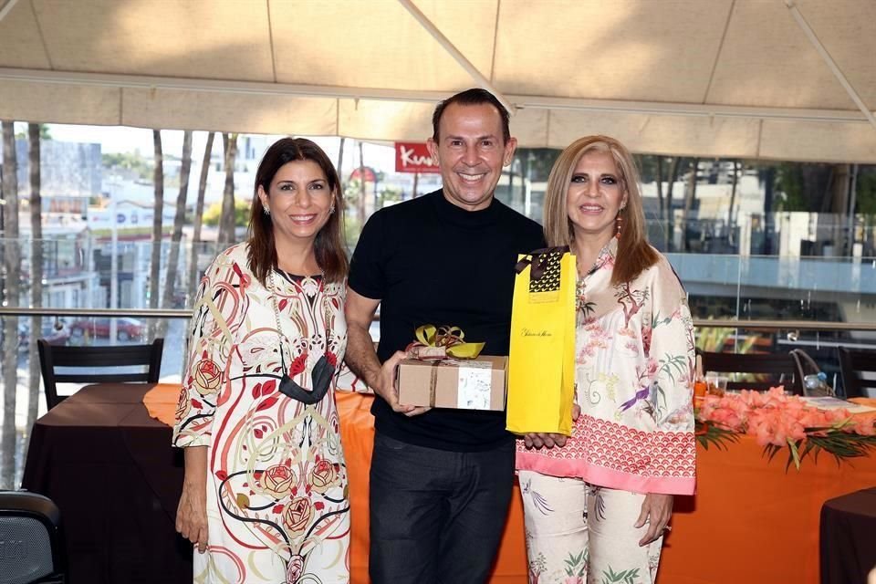 Ana de González, Armando Elizondo y Mayra Sánchez