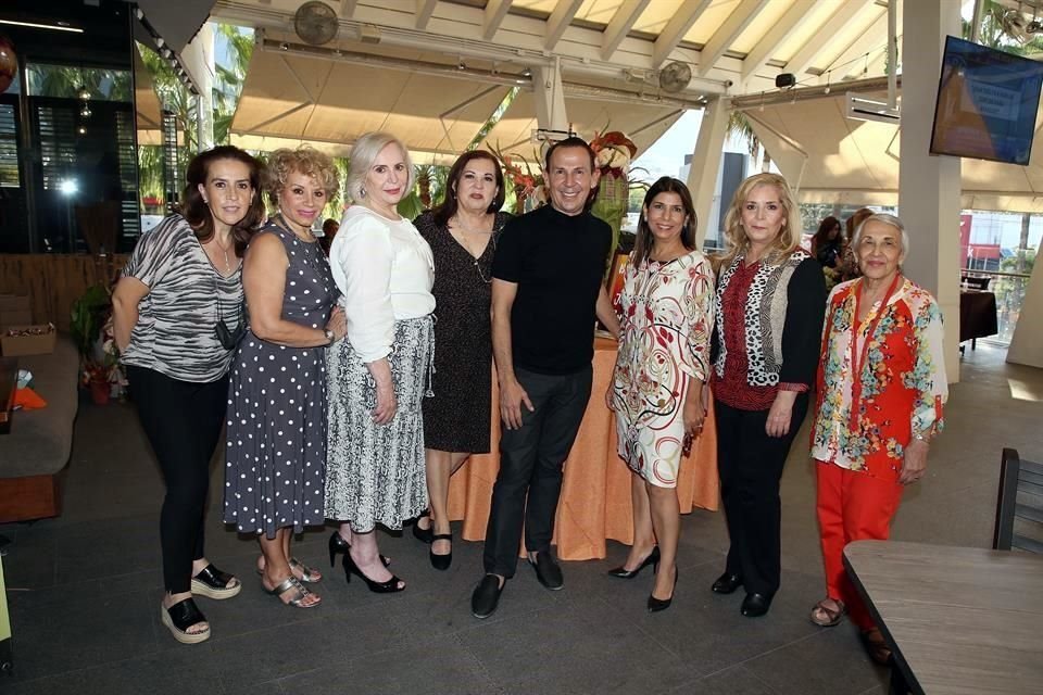 Rebeca Castro, Mary de Thomae, Yolanda Peña, Sandra Garza, Armando Elizondo, Ana de González, Lizbeth de Gallegos y Lupana de Casas