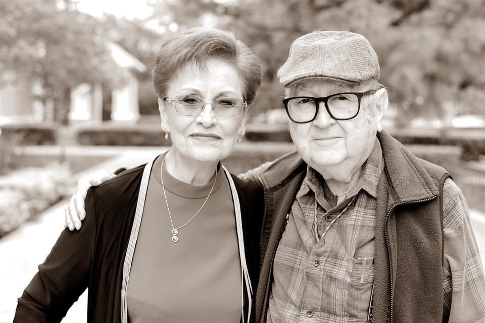 CON SU ESPOSA. Magda Cristina Garza de Barragán